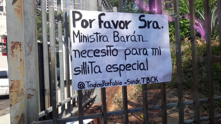 Se encadenan por Fabio para exigir a la ministra Teresa Barán que cumpla su promesa de adquirir una silla especial.