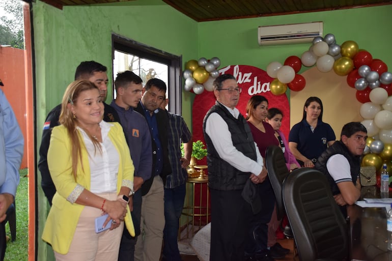 Sunilda Báez  (blazer amarillo) participó de la reunión de la Junta Municipal de Abaí.