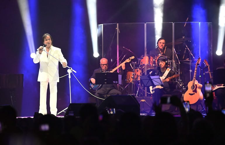 Roberto Carlos durante su presentación en el SND Arena. El cantante brasileño ofreció un recorrido por sus éxitos, acompañado de una notable banda de músicos.