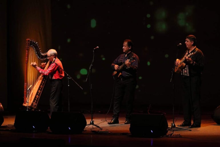 César Daniel López y su grupo.