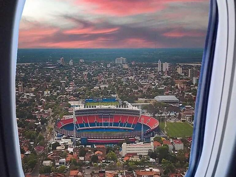 Vista aérea, desde la ventana de un avión, del estadio La Nueva Olla de Cerro Porteño en la ciudad de Asunción.