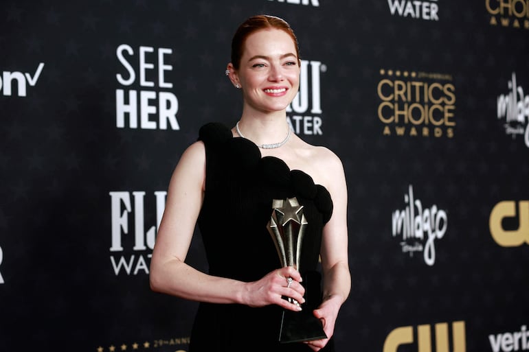 Emma Stone con el premio a la mejor actriz que recibió por "Pobres criaturas".