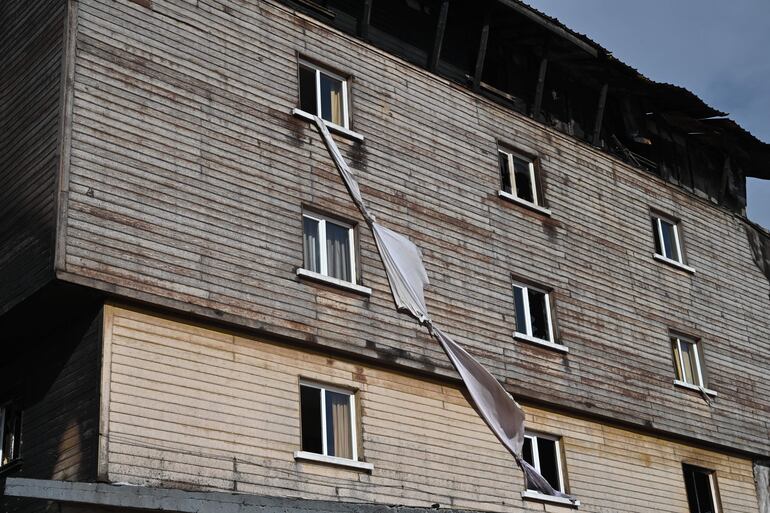 Sábanas atadas y colgando de una ventana del hotel en la estación de esquí Kartalkaya tras el incendio que se produjo en Bolu, Turquía