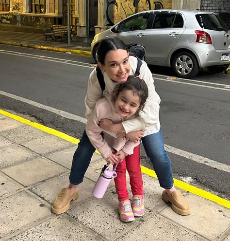 Lali González con la cumpleañera Rafaela.