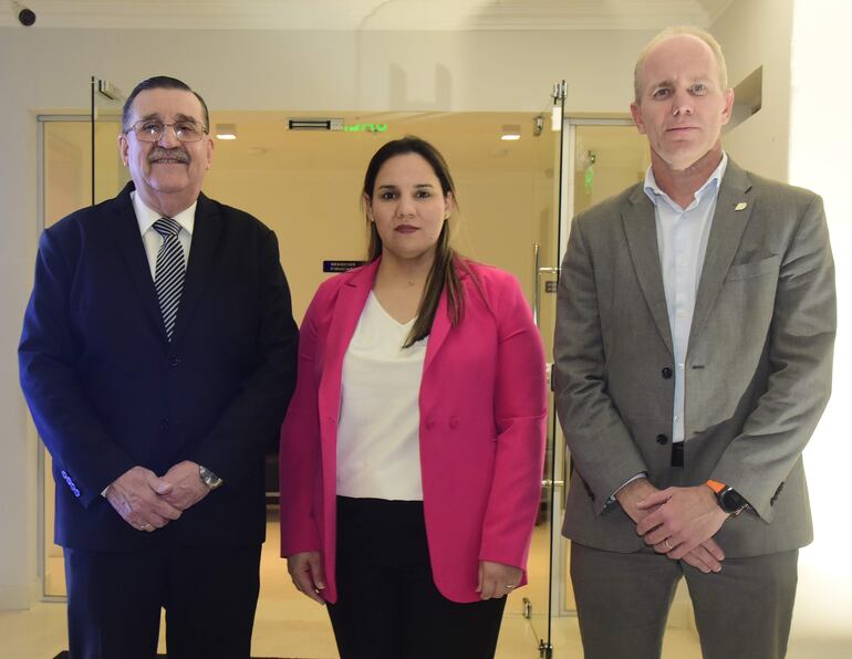 Ignacio Colmán, directivo de Financiera Paraguayo Japonesa; Karina Benítez, jefa de Préstamos para la Vivienda, y Santiago Weiler, gerente comercial de Financiera Paraguayo Japonesa.