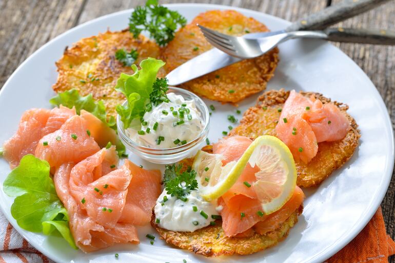 Dip de crema ácida con papas crocantes y salmón.