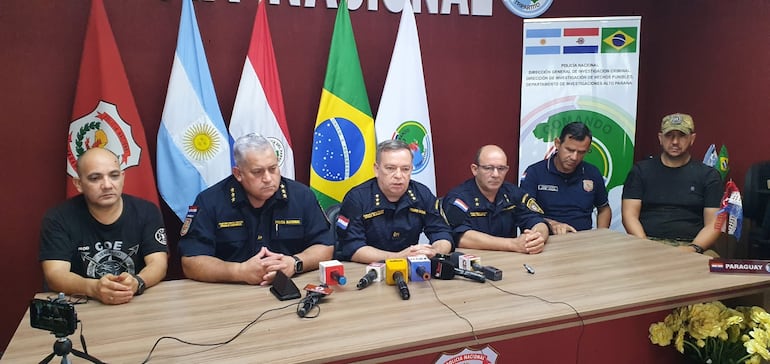 El comando policial brindó una conferencia de prensa para dar más detalles de los procedimiento realizados este martes, en el marco de la investigación del robo a cambistas.