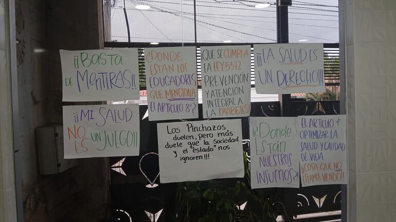 Padres de niños con diabetes tipo 1 reclaman provisión constante de insulinas y medidores continuos.