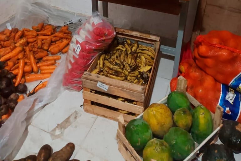 Verduras y frutas podridas de Hambre Cero entregadas en agosto en una escuela del Chaco.