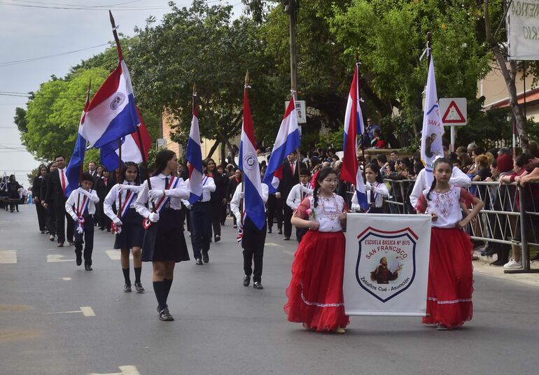 Los  alumnos destacados llevaron con honor la bandera paraguaya y la de sus instituciones educativas.