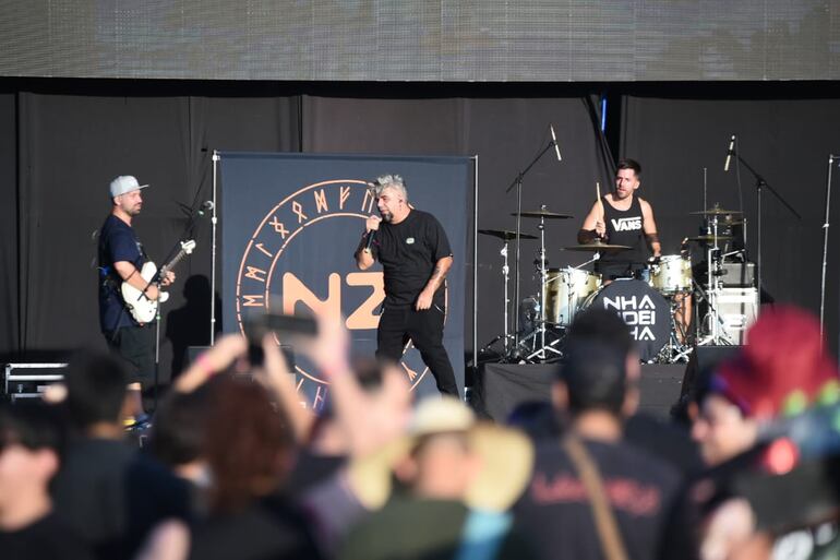 Banda paraguaya Nhandei Zha en el festival Asunciónico 2024 en el Parque Olímpico en Asunción Paraguay.