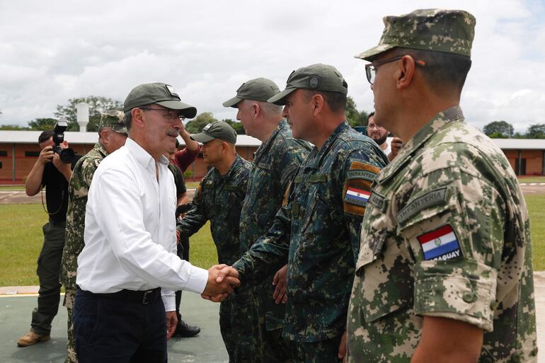 El ministro de Defensa, Óscar González, saluda a los efectivos militares.