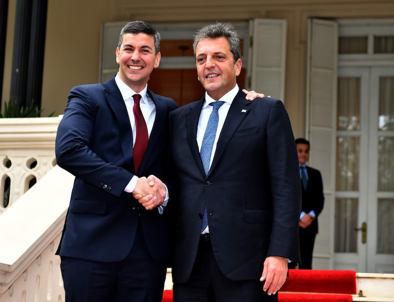 Imagen de referencia: el presidente de la República, Santiago Peña (i) junto al ministro de Economía de Argentina, Sergio Massa.