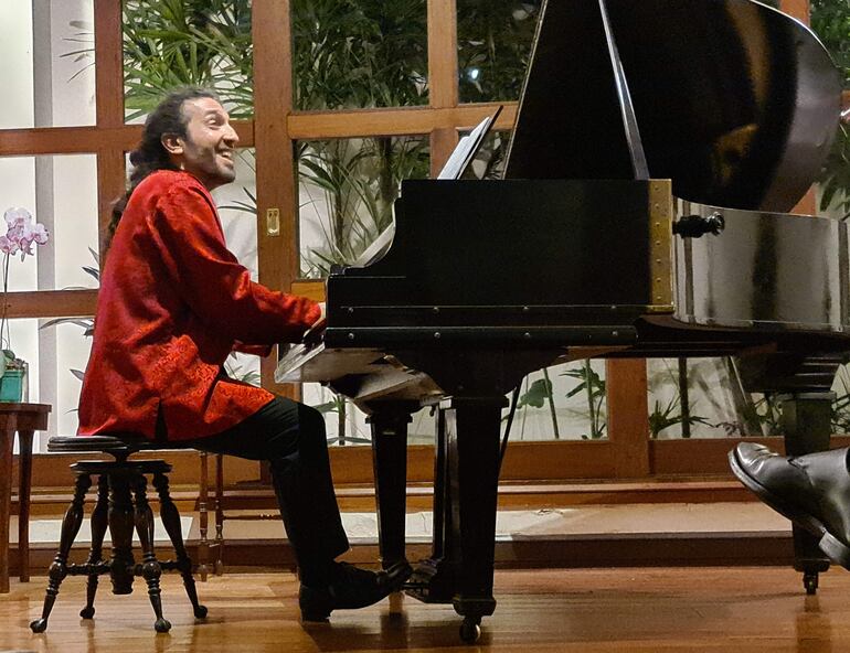 En Villa Guaraní el recital lo realizó con un piano J. B. Cramer en el que interpretó varias piezas del acervo paraguayo, el cual, dice, le gustaría investigar más a fondo. 