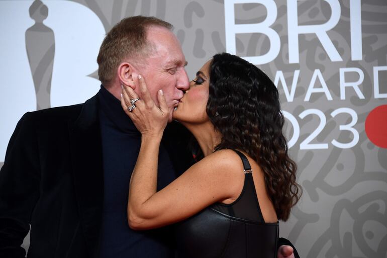 Salma Hayek dando un apasionado beso a su marido Francois-Henri Pinault en los BRIT Awards 2023 en Londres. (EFE/EPA/ANDY RAIN)
