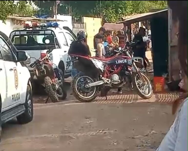 Momento en que un uniformado policial ingresa a la vivienda en cuestión, y los motociclistas Sixto Ortigoza y Salomón Carrizo permanecen en la vía pública.