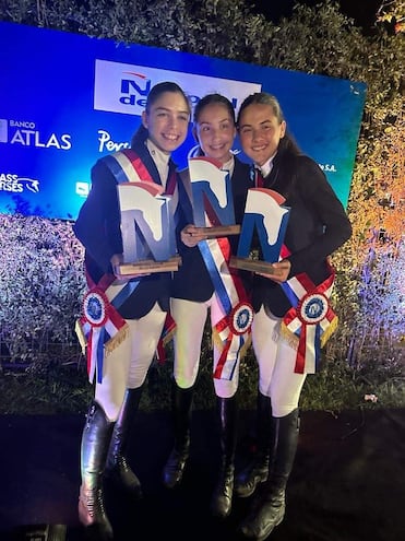 Las campeonas Joaquina Campuzano (Children 1,20), Alexia Díaz de Vivar (Menor 0,90) y Stefanía Canillas (Mayor 0,80).