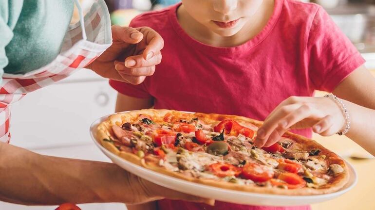 Los niños y niñas aprenden más con el ejemplo que con las palabras, por lo que la mejor manera de alentar a los niños y niñas a comer verduras es que vean a sus padres o cuidadores comer y disfrutarlas.