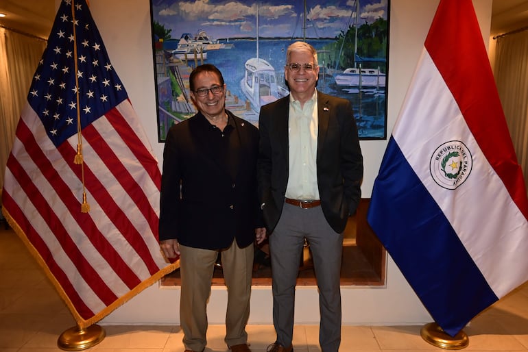 Michael Savino y el embajador de los Estados Unidos, Marc Ostfield.