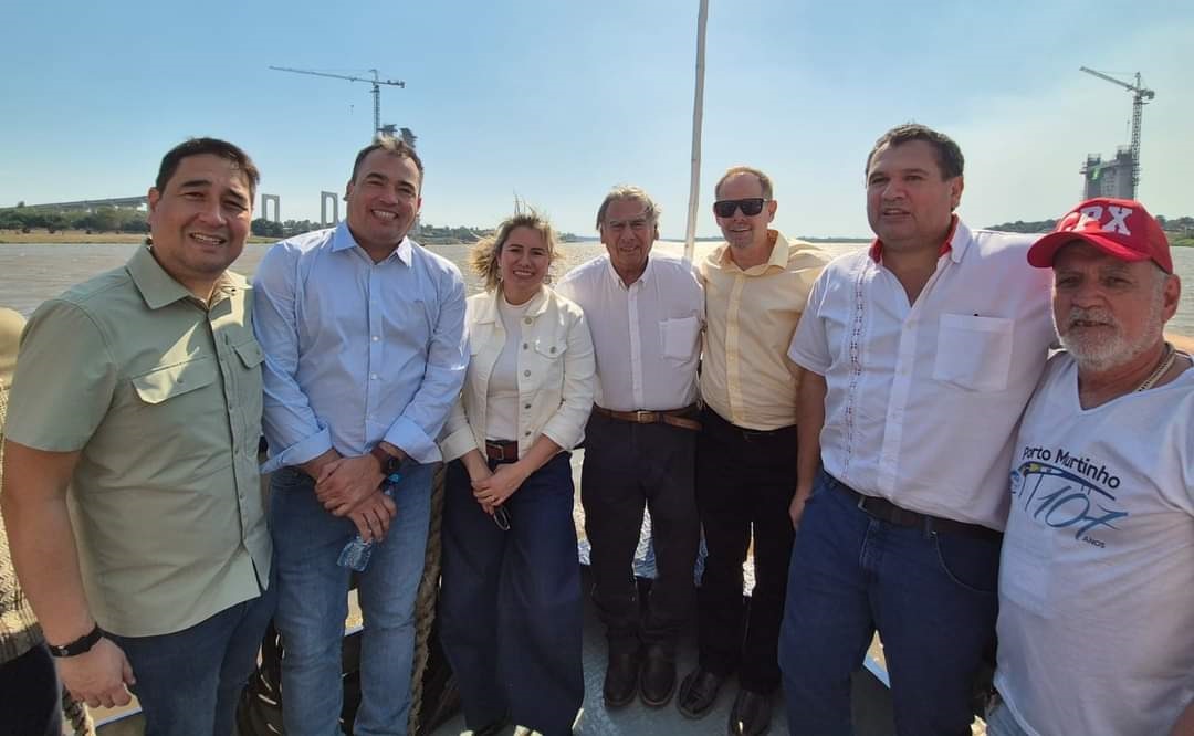 Autoridades nacionales y del extranjero, durante un recorrido nautico por el rio Paraguay, en el lugar donde se construye el puente de la bioceanica