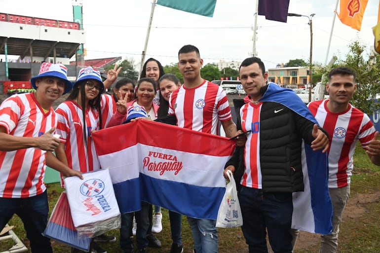 Los aficionados de Paraguay y Perú a los alrededores del estadio Antonio Aranda.