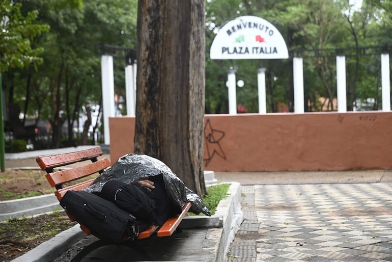 Personas quedan a dormir en los bancos de la plaza durante el día.