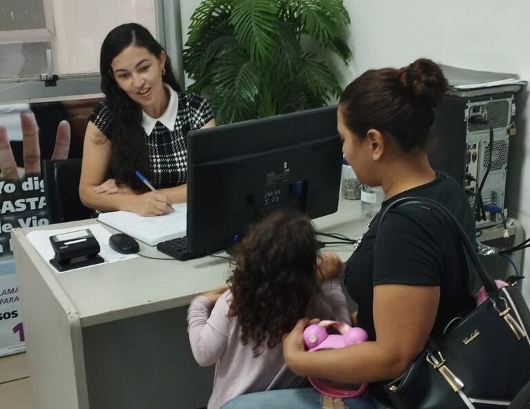 Una trabajadora social asiste a una paciente en el Hospital Ingavi de IPS.