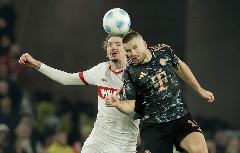 STUTTGART (Germany), 28/02/2025.- Nick Woltemade of Stuttgart (L) in action against Eric Dier of Munich (R) during the German Bundesliga soccer match between VfB Stuttgart and FC Bayern Munich in Stuttgart, Germany, 28 February 2025. (Alemania) EFE/EPA/RONALD WITTEK CONDITIONS - ATTENTION: The DFL regulations prohibit any use of photographs as image sequences and/or quasi-video.
