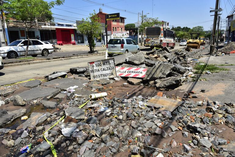 A penas dos careteles tirados entre piedras se pueden encontrar como “señalización”.