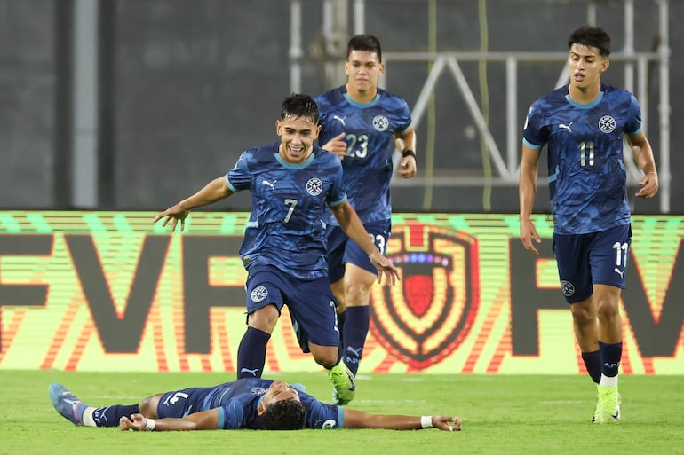 Los jugadores de la selección de Paraguay celebran un gol en el partido frente a Chile por la segunda fecha del Hexagonal Final del Sudamericano Sub 20 en el estadio Nacional Brígido Iriarte en Caracas, Venezuela.