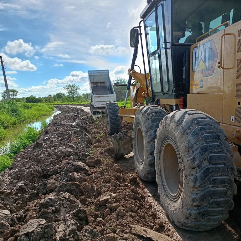 Maquinarias de la Gobernación reparando los tramos inundados del camino que conduce a Bahía Negra.