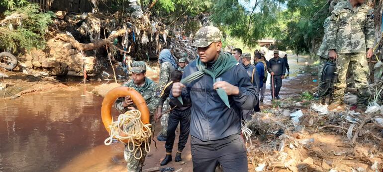 Pese a la falta de resultados, unos 60 hombres de la Armada continúan en la búsqueda del militar desaparecido Alexis Sosa.