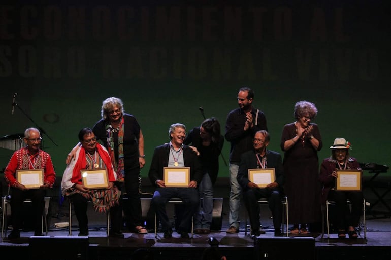 Papi Basaldúa, César López, Desiderio Larrosa, Cipriano Riveros y Ursi Arias.