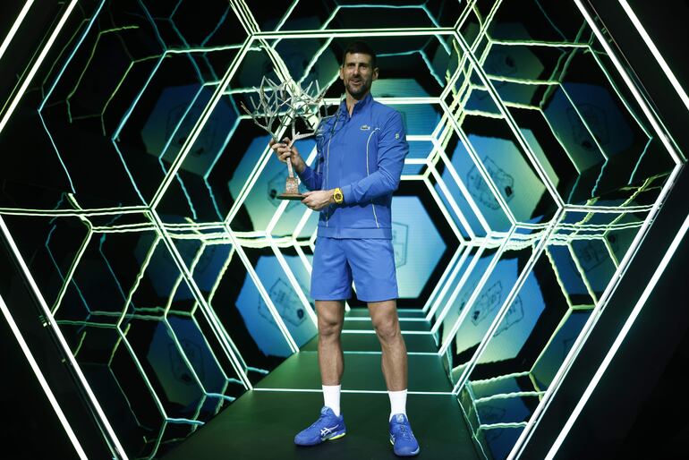 El tenista serbio Novak Djokovic posa con el trofeo tras ganar su último partido contra el búlgaro Grigor Dimitrov en el Masters de París, este domingo.