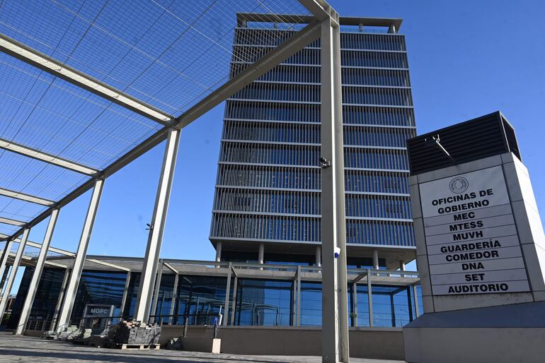 Las oficinas de Gobierno siguen desocupadas. Solo Aduanas se pudo mudar en una de las torres. 