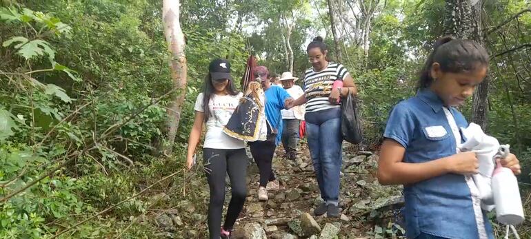 Numerosos peregrinos se llegaron junto a la Virgen en la cima del cerro.