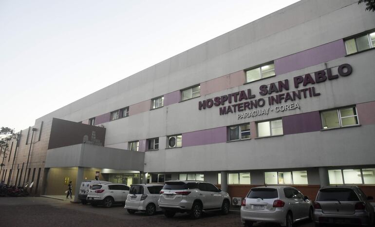 En el Hospital Materno Infantil San Pablo, familiares de pacientes embarazadas refieren que los gastos rondan los G. 250 mil por día.