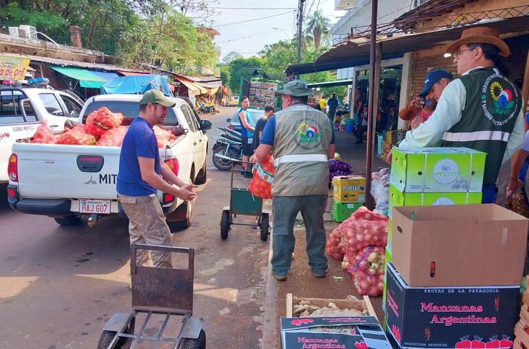 Funcionarios del Senave y agentes de Delitos Económicos de la Policía, durante la incautación de cebollas de contrabando en VIllarrica.