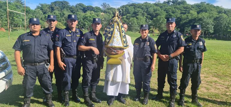 La imagen de la Virgen de Caacupé antes de subir al avión.