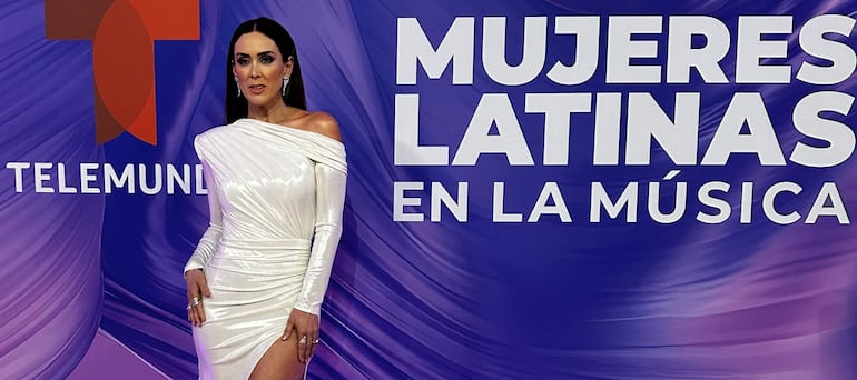 La actriz y conductora mexicana Jacqueline Bracamontes llegó así de espléndida a la segunda edición de la gala de las Mujeres en la Música Latina de Billboard. (EFE/Alicia Civita)
