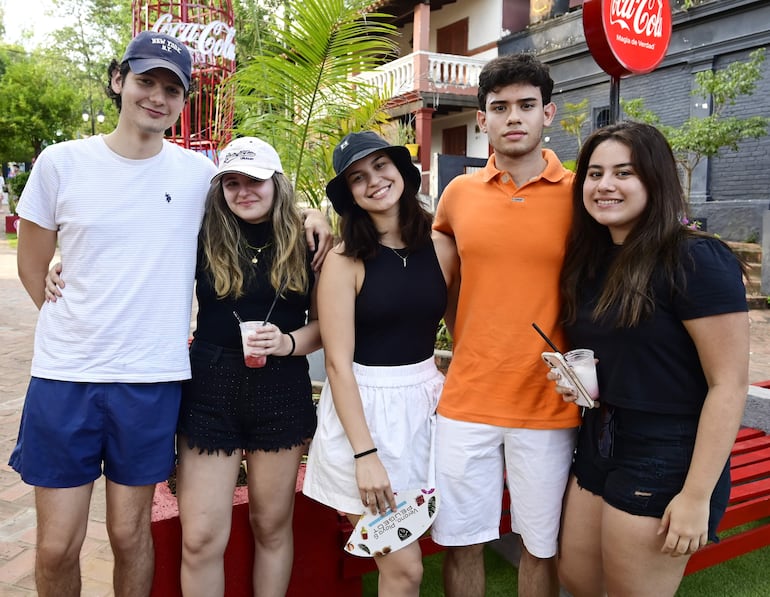 Martín Giralt, Valentina Ocampos, Micaela Teixido, Jesús Centurión y Giovanna Amaini.