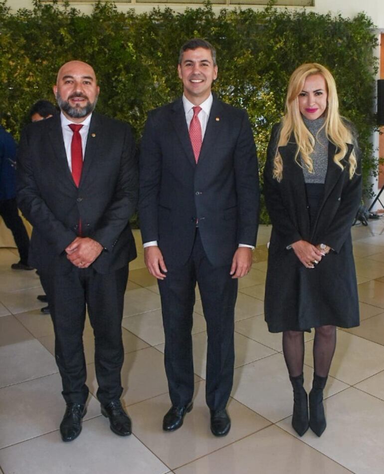 Orlando Arévalo y su esposa, Carolina González, junto al presidente electo, Santiago Peña.