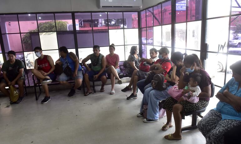 Pacientes esperando atención médica en el Hospital General Barrio Obrero de Asunción. 