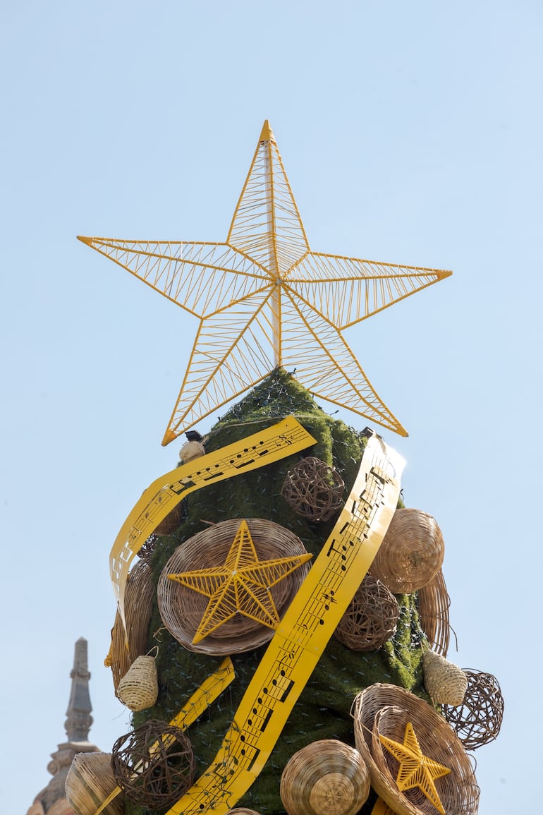 Detalle del árbol del Palacio de López donde se puede apreciar la cinta calada con la partitura de "India" y las esferas confeccionadas por artesanos.