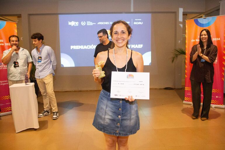 La productora Pili Ortiz con el segundo premio obtenido por "El Cruce".