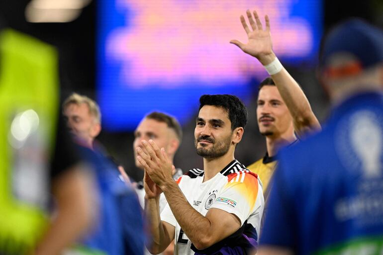 İlkay Gündoğan, jugador de la selección de Alemania, aplaude en los festejos de la clasificación a cuartos de final de la Eurocopa 2024 después de superar a Dinamarca en el Siganl Iduna Park, en Dortmund, Alemania.