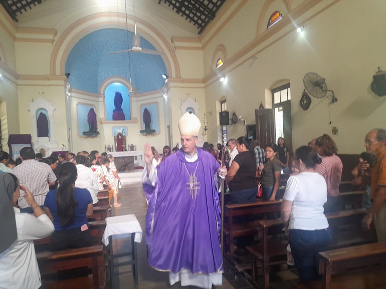 Monseñor Gabriel Escobar durante la misa central de este domingo en la catedral de Fuerte Olimpo