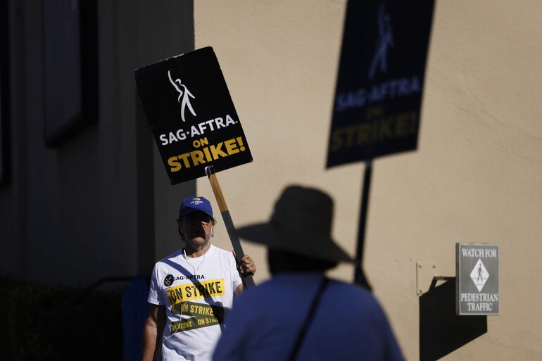 Miembros de SAG-AFTRA protestan fuera de los estudios de Warner Bros. en Burbank, California, el pasado viernes.