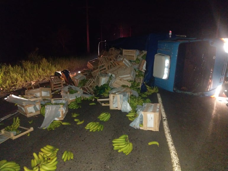 Vuelco de camión en Villa Oliva obstaculiza ambas calzadas de la ruta PY19