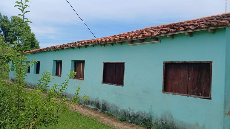 Todo un pabellón destinado a la educación media, desde el primero hasta el tercer grado, presenta grietas en la escuela y colegio   San Rafael de la compañía Ykua Rugua del distrito de San José de los Arroyos.  